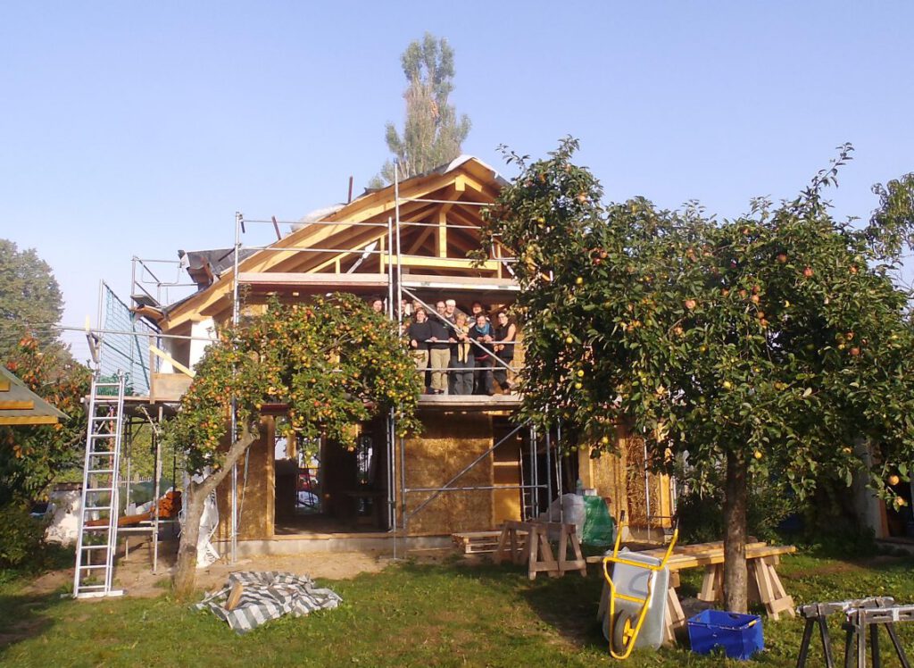Wohnhaus_mit_Arbeitsräumen_strohbauprojekt_fasba-1