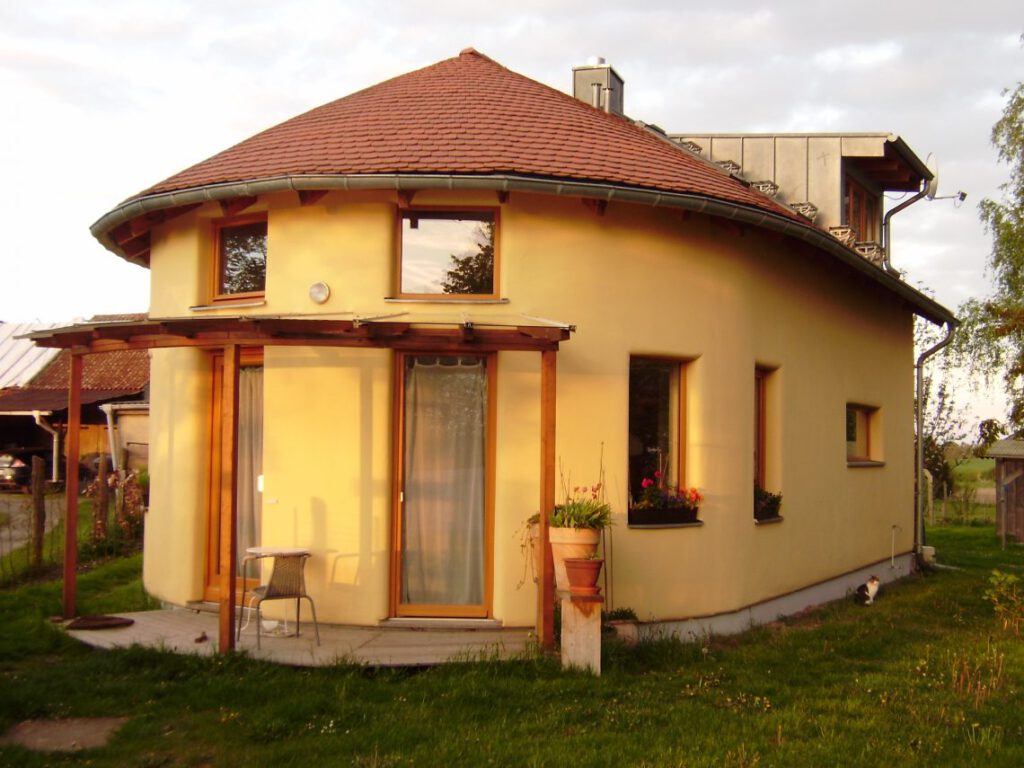 Wohnhaus_mit_Arbeitsräumen_strohbauprojekt_fasba-2