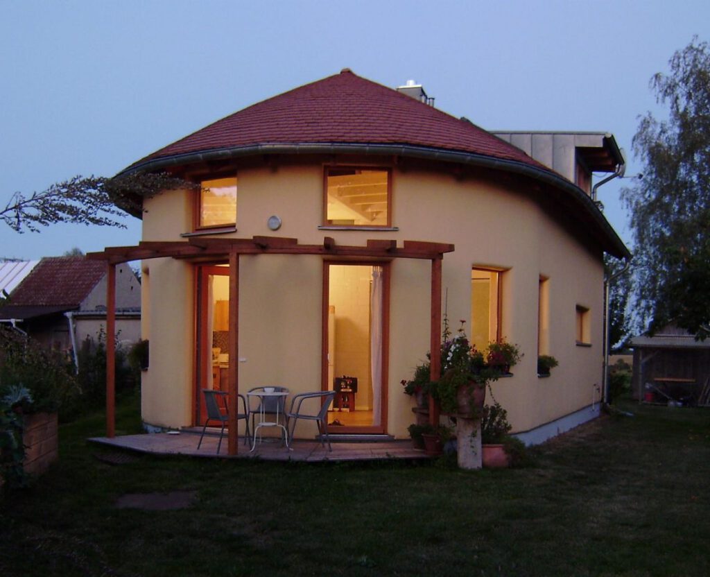 Wohnhaus_mit_Arbeitsräumen_strohbauprojekt_fasba-3